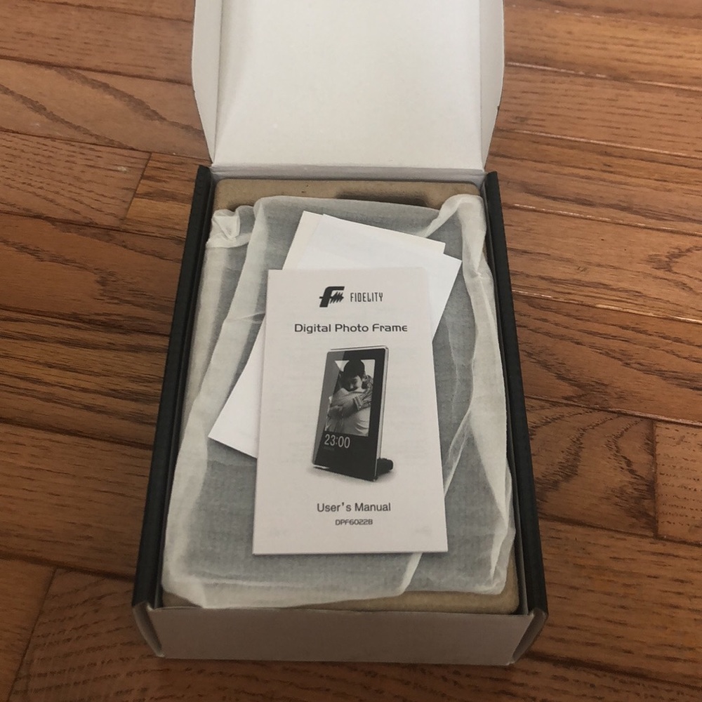 New Digital Photo Frame/Clock/Calendar - Picture 3 of 8